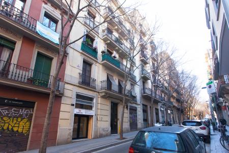 Luminoso piso con 2 hab y acogedor balcón en Poble Sec