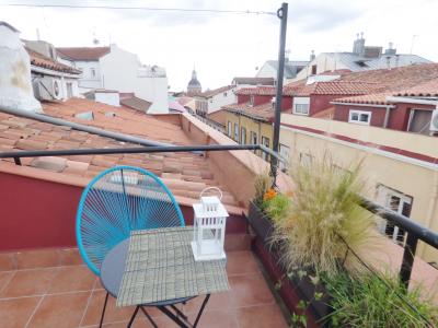 Atico cálido de alquiler temporal en c/La Ruda cerca de la Plaza Mayor