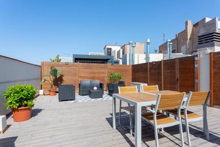 Piso con una gran terraza en El Gòtic