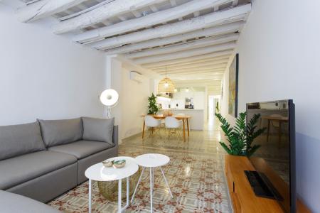 Inmueble de 111m² con 2 Habitaciones Dobles y Balcón en Ciutat Vella
