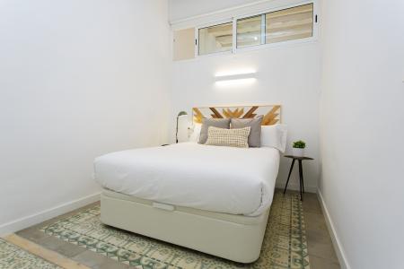Inmueble de 111m² con 2 Habitaciones Dobles y Balcón en Ciutat Vella