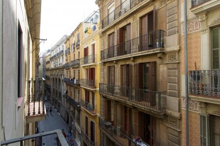 Inmueble de 111m² con 2 Habitaciones Dobles y Balcón en Ciutat Vella