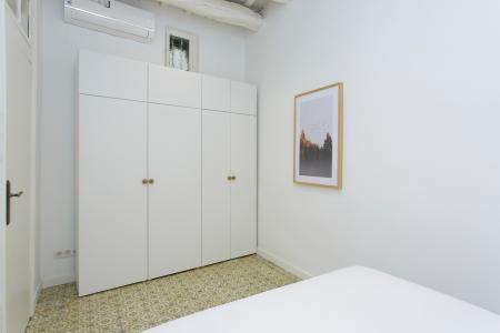 Inmueble de 111m² con 2 Habitaciones Dobles y Balcón en Ciutat Vella
