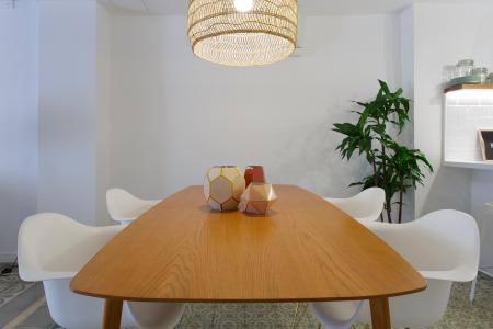 Inmueble de 111m² con 2 Habitaciones Dobles y Balcón en Ciutat Vella