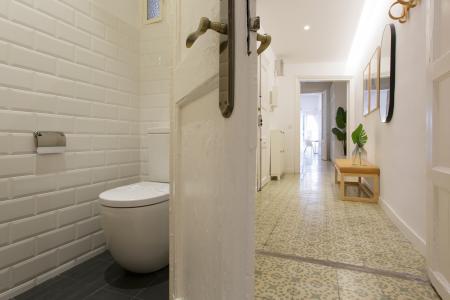 Inmueble de 111m² con 2 Habitaciones Dobles y Balcón en Ciutat Vella