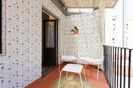 Inmueble de 111m² con 2 Habitaciones Dobles y Balcón en Ciutat Vella
