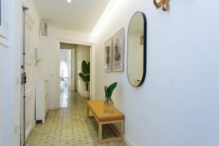 Inmueble de 111m² con 2 Habitaciones Dobles y Balcón en Ciutat Vella