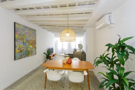 Inmueble de 111m² con 2 Habitaciones Dobles y Balcón en Ciutat Vella