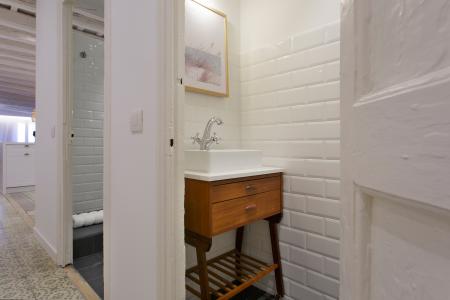 Inmueble de 111m² con 2 Habitaciones Dobles y Balcón en Ciutat Vella