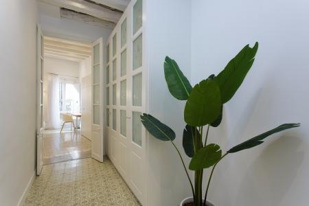 Inmueble de 111m² con 2 Habitaciones Dobles y Balcón en Ciutat Vella