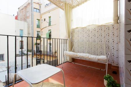 Inmueble de 111m² con 2 Habitaciones Dobles y Balcón en Ciutat Vella