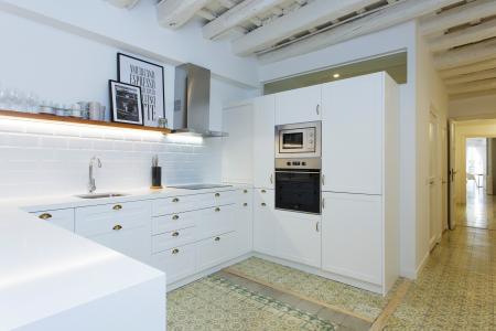 Inmueble de 111m² con 2 Habitaciones Dobles y Balcón en Ciutat Vella