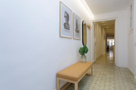 Inmueble de 111m² con 2 Habitaciones Dobles y Balcón en Ciutat Vella
