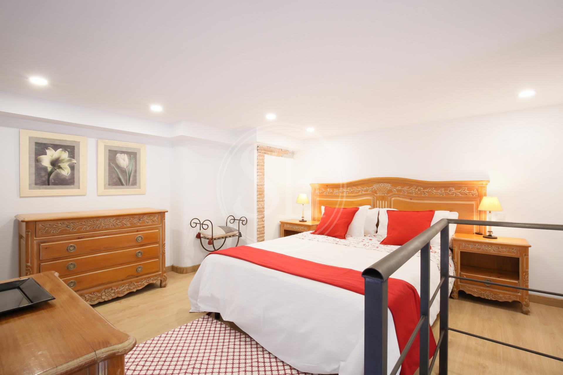 Local for Rent in Madrid Ramon Y Cajal - Metro Av. De La Paz