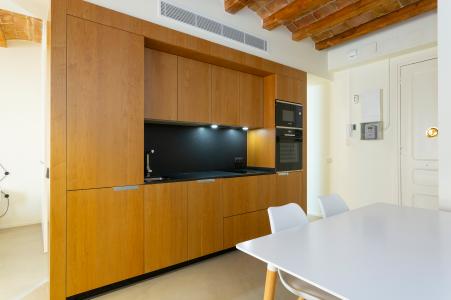 Apartamento en alquiler temporal con habitación doble y balcón en Eixample