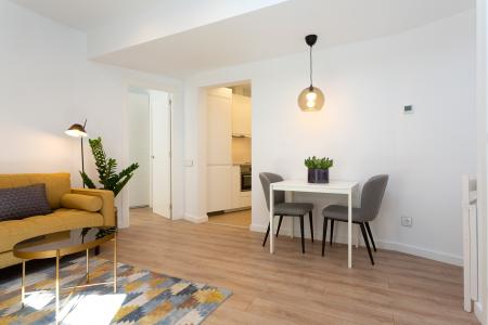 Piso con terraza y 2 dormitorios en Sants