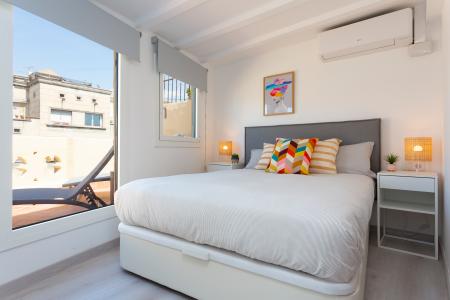 Ático de alquiler en la Dreta del Eixample con terraza