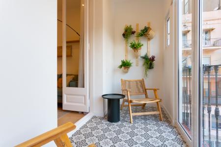 Amplio apartamento en el centro de Barcelona con 3 habitaciones dobles