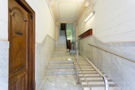 Amplio apartamento en el centro de Barcelona con 3 habitaciones dobles