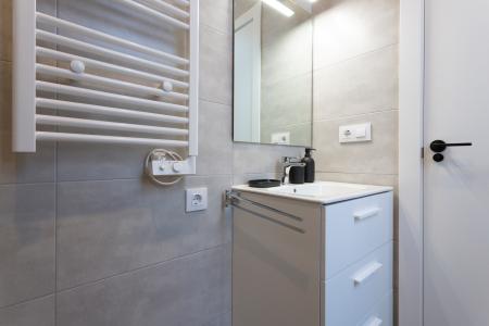 Amplio apartamento en el centro de Barcelona con 3 habitaciones dobles