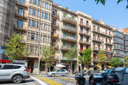 Amplio apartamento en el centro de Barcelona con 3 habitaciones dobles