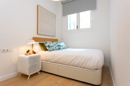 Amplio apartamento en el centro de Barcelona con 3 habitaciones dobles