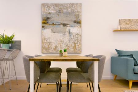 Amplio apartamento en el centro de Barcelona con 3 habitaciones dobles