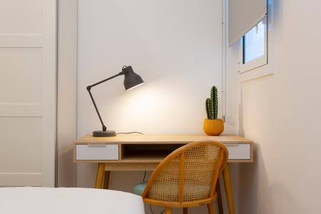 Amplio apartamento en el centro de Barcelona con 3 habitaciones dobles