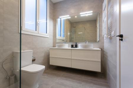 Amplio apartamento en el centro de Barcelona con 3 habitaciones dobles