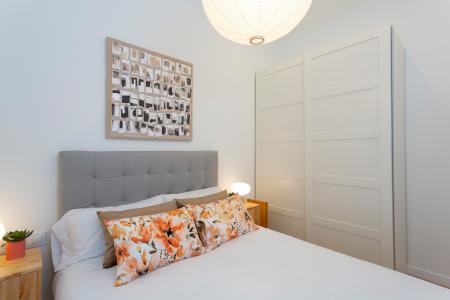 Amplio apartamento en el centro de Barcelona con 3 habitaciones dobles