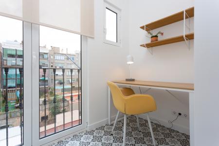 Amplio apartamento en el centro de Barcelona con 3 habitaciones dobles