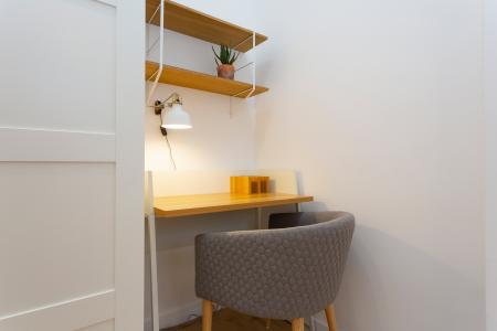 Amplio apartamento en el centro de Barcelona con 3 habitaciones dobles