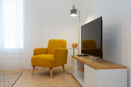 Amplio apartamento en el centro de Barcelona con 3 habitaciones dobles
