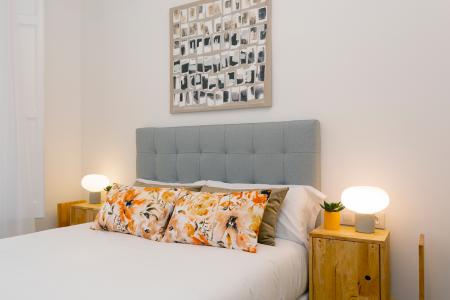 Amplio apartamento en el centro de Barcelona con 3 habitaciones dobles