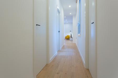Amplio apartamento en el centro de Barcelona con 3 habitaciones dobles