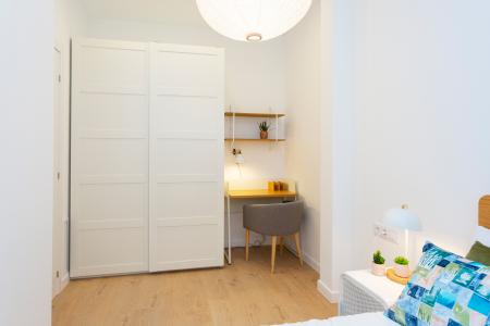 Amplio apartamento en el centro de Barcelona con 3 habitaciones dobles