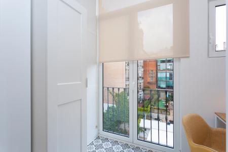 Amplio apartamento en el centro de Barcelona con 3 habitaciones dobles