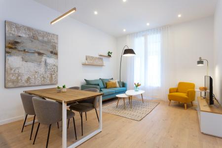 Amplio apartamento en el centro de Barcelona con 3 habitaciones dobles