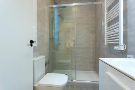 Amplio apartamento en el centro de Barcelona con 3 habitaciones dobles