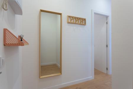Amplio apartamento en el centro de Barcelona con 3 habitaciones dobles