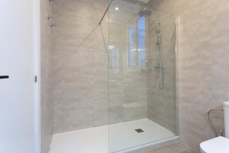 Amplio apartamento en el centro de Barcelona con 3 habitaciones dobles