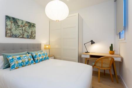 Amplio apartamento en el centro de Barcelona con 3 habitaciones dobles