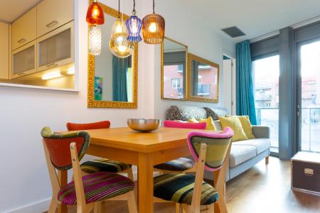 Piso de alquiler mensual con 2 habitaciones y balcón exterior