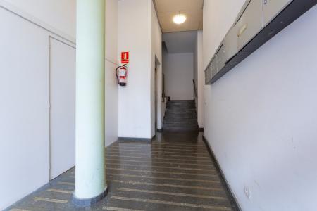 Piso de alquiler mensual con 2 habitaciones y balcón exterior