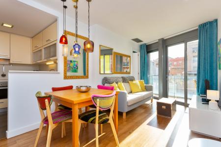 Piso de alquiler mensual con 2 habitaciones y balcón exterior