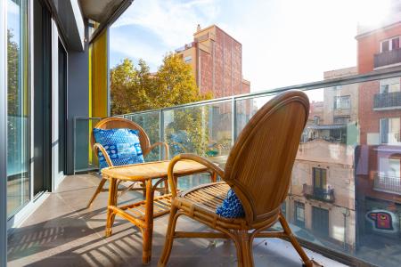 Piso de alquiler mensual con 2 habitaciones y balcón exterior