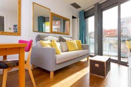 Piso de alquiler mensual con 2 habitaciones y balcón exterior