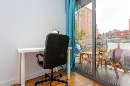 Piso de alquiler mensual con 2 habitaciones y balcón exterior