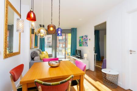 Piso de alquiler mensual con 2 habitaciones y balcón exterior