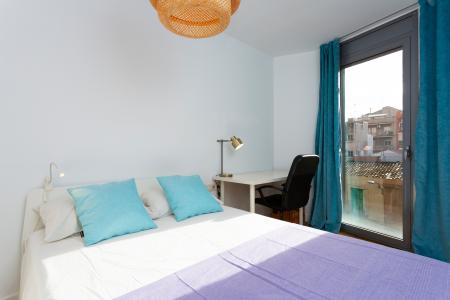 Piso de alquiler mensual con 2 habitaciones y balcón exterior